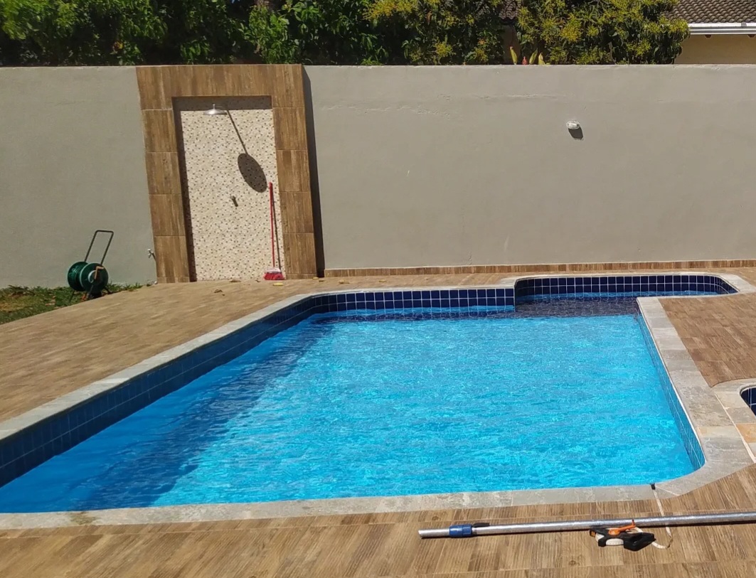 Piscina com água cristalina após limpeza de filtros no Jardim Botânico
