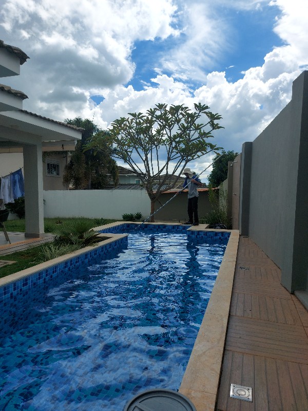 Profissional realizando manutenção em piscina