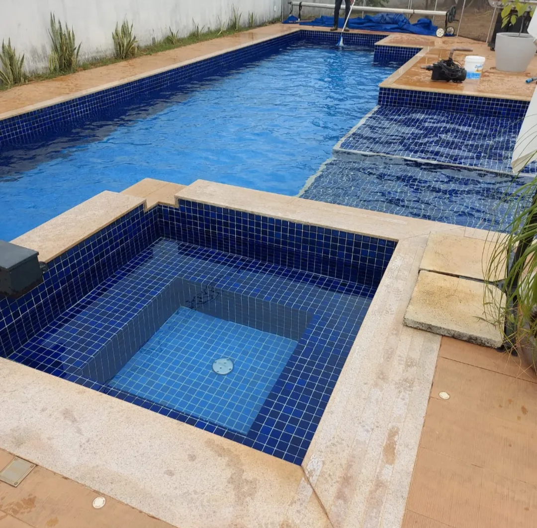 Piscina com água cristalina após limpeza de filtros
